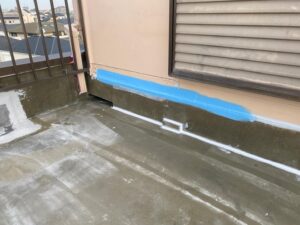府中市にて雨漏り修理、屋上防水工事＜ウレタン防水＞下地調整の様子