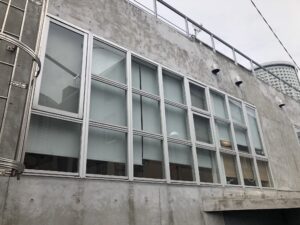 東京都渋谷区にて行った雨漏り修理　ロークアクセス工法によるシーリング工事の様子