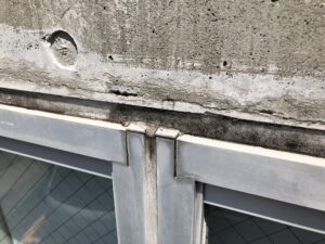府中市にて行ったテナントビルの雨漏り修理の様子　窓のコーキング劣化の様子