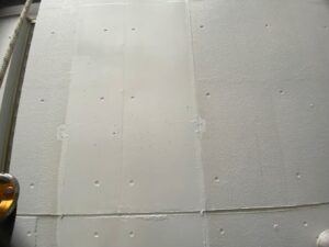 茅ヶ崎市にてダクト撤去作業・外壁塗装工事の様子