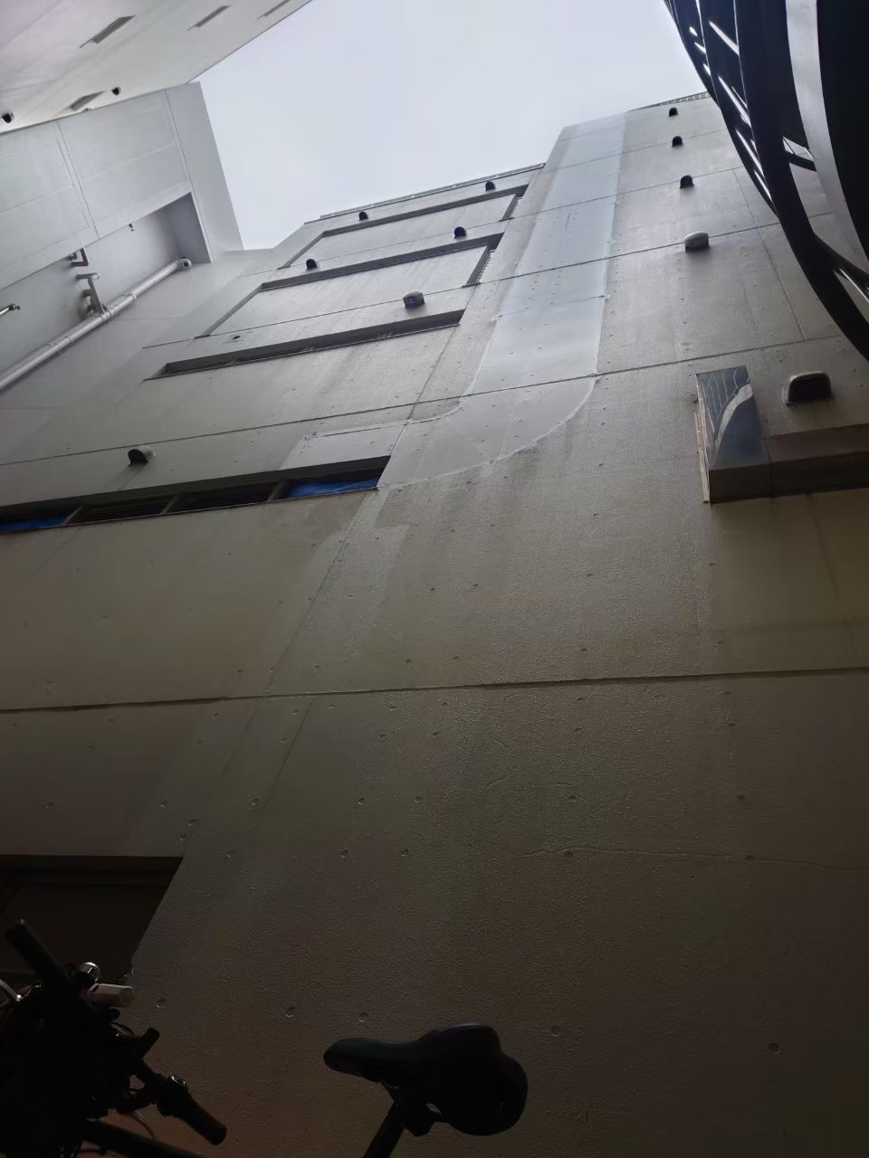 茅ヶ崎市にて塗装工事・ダクト撤去＜ロープアクセス工法＞の施工後写真