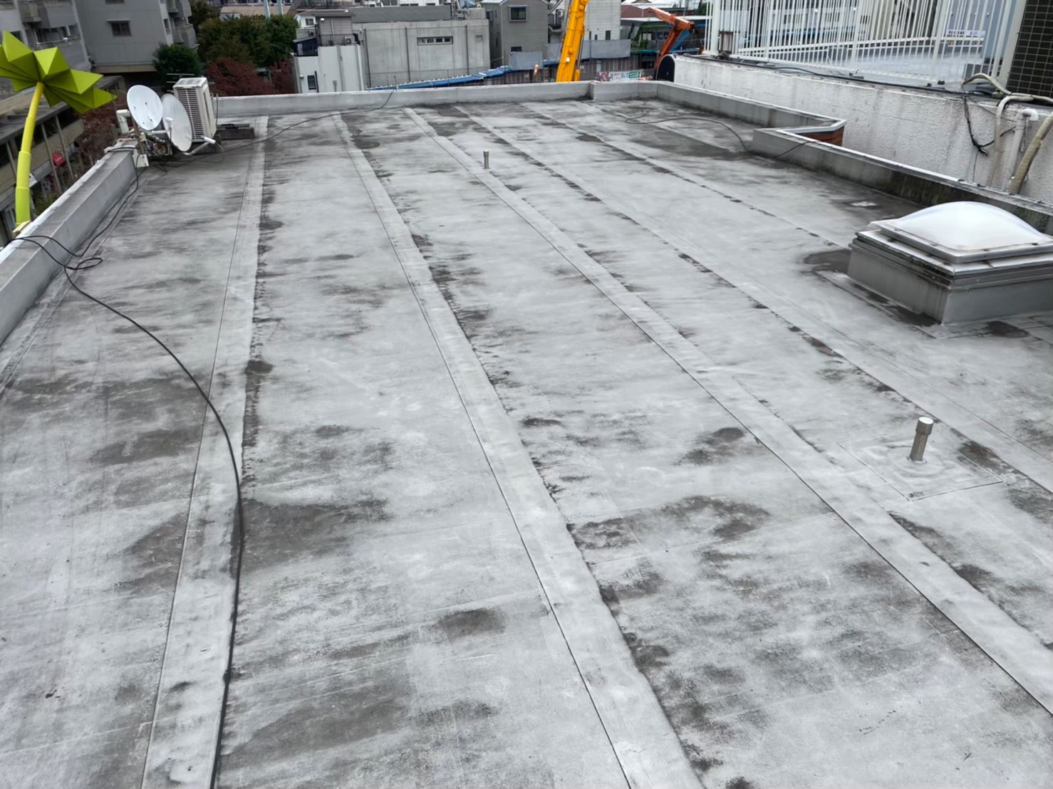 東京都府中市にて雨漏り修理・ビル改修工事＜屋上のウレタン防水＞の施工前写真